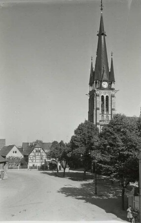Weinböhla, Kirchplatz. Martinskirche ( 1893-1895; T. Quentin). Blick nach Nordnordost gegen das Weingut "Peter-Keller"