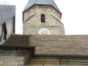 Kirchturm von Süden (im Kern frühgotisch)-Glockengeschoss von Süden (Neubau 16 Jh in achteckiger Form - im 18 Jh renoviert)