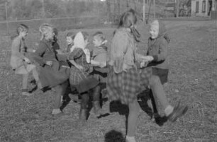 Kinder beim Spielen : Tanzende Mädchen