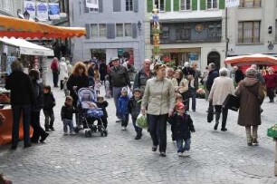 Lausanne - Marktplatz : Menschen gehen über den Marktplatz. Aufgenommen in Lausanne am 19. Mai 2010