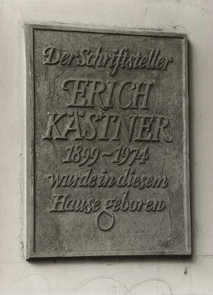 Dresden-Neustadt, Königsbrücker Straße 66. Gedenktafel für Erich Kästner an seinem Geburtshaus, einem Wohnhaus mit Laden, erbaut 1895.