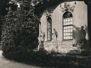 Potsdam. Park Sanssouci. Sandsteinplastiken am, von 1755 bis 1764 errichteten, Chinesischen Haus (Westfassade)