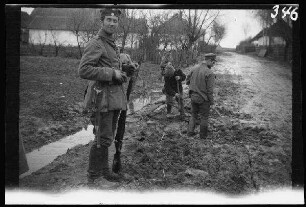 Wirballen (=Virbalis, Litauen): 2 Wachsoldaten und 2 russische Kriegsgefangene (?) der Reparatur einer morastigen Straße ("Russische Gefangene beim Arbeitsdienst")