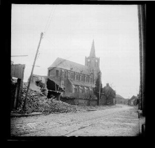 Vendin-le-Vieil (Dep. Pas-de-Calais, Frankreich): "Kirche von Alt-Vendin", im Vordergrund ein Feld (Seitansicht, Distanzaufnahme)