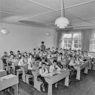 Neue polytechnische Oberschule Löbauer Straße : Bautzen. Oberschule, Löbauer Straße. Unterrichtsraum mit Schülern in Pionierkleidung