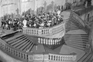 Serenade im Dresdner Zwinger mit Rundfunk-Sinfonieorchester Leipzig? unter Heinz Bongartz. Blick auf das Orchester