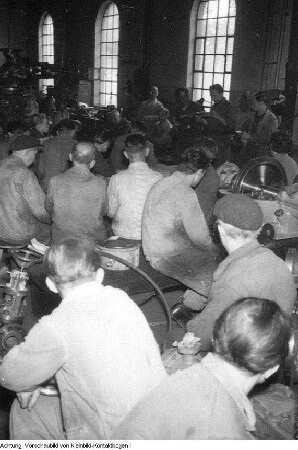 Dresden. Turbinenwerk Dresden, Diskussion der Werktätigen über den Beitritt der DDR zum Warschauer Vertrag, 1956
