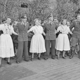 Kulturfest nach der Grundsteinlegung in Briesen. Junge Frauen in festlicher Spreewaldtracht. : Kulturny swjedźeń po połoženju zakładneho kamjenja w Brjazynje. Młode žony w Błótowskej swjedźenskej drasće.