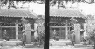 Im Hof des alten Tempels von Tsingtau