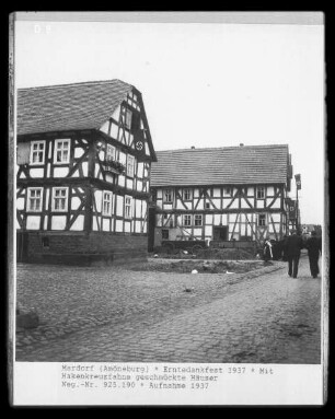 Erntedankfest 1937 in Mardorf: mit Hakenkreuzfahnen geschmückte Häuser