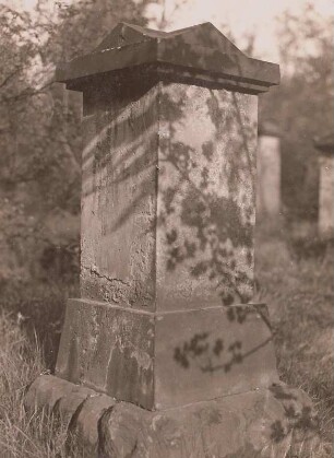 Dresden, Eliasfriedhof. Grabmal einer/s Unbekannten. Block mit Dach in Kreuzform