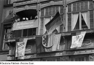 Sichtwerbung für die Leipziger Herbstmesse 1951 an einem Leipziger Haus