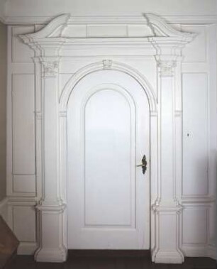 Tür mit Supraporte und Nebenschrank