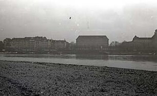Grund, Peter; Düsseldorf; Stadtansichten - Blick auf Stadt und Brücke