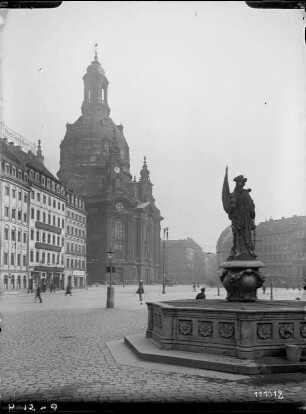 Dresden, Blick vom Jüdenhof mit Friedensbrunnen über den Neumarkt zur Frauenkirche