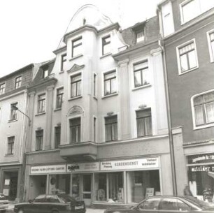 Reichenbach (Vogtland), Bahnhofstraße 19. Wohnhaus mit Laden (um 1910). Straßenansicht
