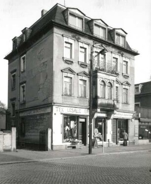 Radebeul, Sidonienstraße 2. Wohnhaus mit Läden (um 1895)