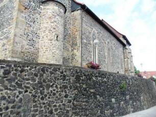 Stadtkirche - Ansicht von Südwesten über Südflanke mit Kirche über Kirchhofmauer (mit Substruktion Futtermauer)