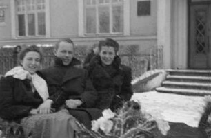 Bad Wörishofen. Hochzeit von Nikolaus Grasser, Bruder des Fotografen. Der Fotograf Franz Grasser mit zwei weiblichen Hochzeitsgästen in einem Schlitten