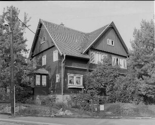 Dresden-Naußlitz, Alfred-Thiele-Straße 2 und Altnaußlitz 8d. Wohnhaus der Alfred-Thiele-Siedlung, Holzhaussiedlung einer Heimstätten-Genossenschaft (1927; K. Wachsmann). Straßenansicht