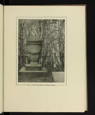 Vase auf dem Catharinen-Friedhof in Hamburg