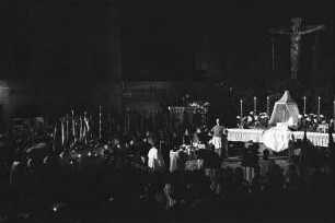 Freiburg: Altar im Freien, Pontifikalamt