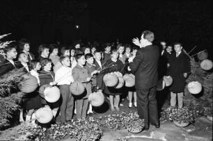Freiburg: VdK Kinderchor mit Lampions singt im Garten des Oberbürgermeisters, Dirigent Trietschler