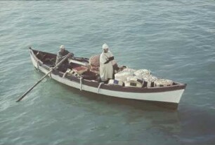 Reisefotos. Händler mit Ruderbooten (Ansicht von einem Passagierschiff, vielleicht im Mittelmeerraum vor Ägypten)