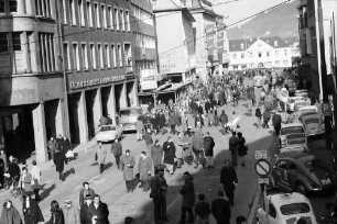 Freiburg: Demonstration gegen Straßenbahntarife; Kaiser-Joseph-Straße mit Demonstranten und Lautsprecherwagen, Richtung Siegesdenkmal