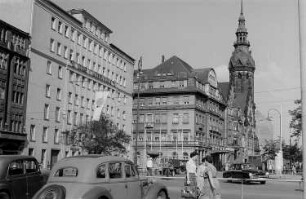 Das Ring-Messehaus links und die Evangelisch-reformierte Kirche rechts