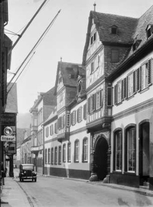 Blick in die Oberstraße in Bacharach mit Hotel Posthof