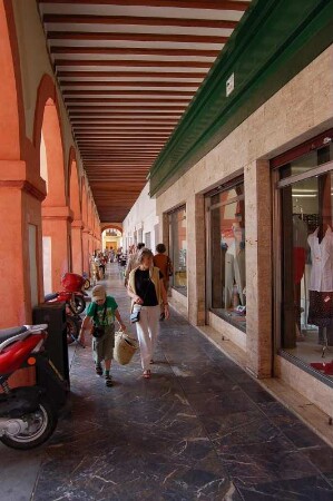 Arkadengang in einer Geschäftsstraße der Oberstadt