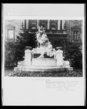 Raimund-Denkmal; Sitzfigur des Dichters und Figur der Poesie