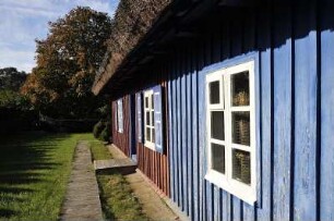 Nida (Nidden) - Farbiges Holzhaus als Museum : Die historischen Fischerhäuser auf der Kurischen Nehrung stehen zum großen Teil unter Denkmalschutz. Aufgenommen in Nida (Nidden) am 8. Oktober 2010