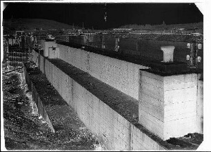 Staustufe Wipfeld. Rückansicht der landseitigen Kammermauer der kleinen Schleusenkammer mit Blick gegen das Oberhaupt.