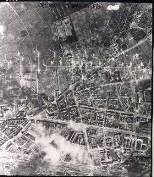 Amerikanische Luftbildaufnahmen von Kriegszerstörungen. Ausrichtung nach Norden (Bildstöreffekt). Oststadt