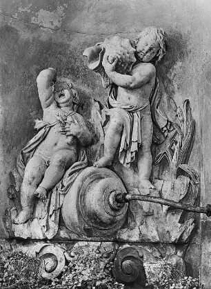 Puttenpaar mit Krebs und Muschel : Gottfried Knöffler (1715-1779): Wandbrunnen. Sandstein; Höhe 3 m, um 1766/75. Detail: Puttengruppe mit Krebs und Muschel. Neschwitz, Neues Schloss