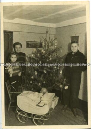 Geschwister am Weihnachtsbaum, Junge in Hitlerjungen-Winteruniform