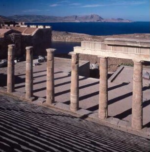 Lindos (Rhodos). Propyläen und Freitreppe, Akropolis von Lindos. Monumental-Propyläen und Freitreppe, um 200 v. Chr.