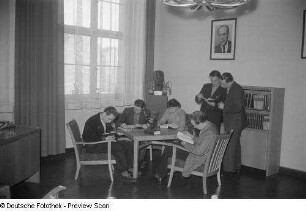 Sechs lesende Studenten