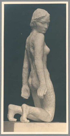 Kniende, 1926, Gips