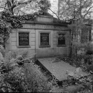 Neuer / -ußerer Matthäus- / Friedrichstädter Friedhof & Bremer Straße : Wandgrabmal der Familie W. Knothe. Sandstein, Gabbroplatten, um 1925. Dresden-Friedrichstadt, Neuer (Äußerer) Friedrichstädter Friedhof