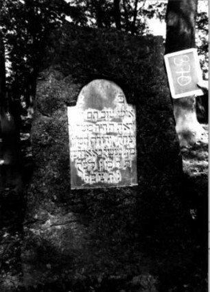 Grabstein 370 (Index: 100111881) Material: Granit, weiße Marmorplatten Zustand: gut Maße HxBxT: 150x75x51 cm Beschreibung: konische Stele, schräger Abschluß, zwei Schriftplatten mit eingezogenem Rundbogenabschluß: Grabstein 370