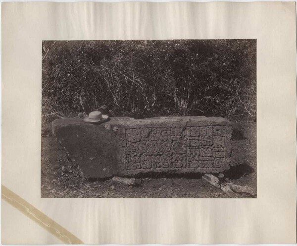 Stele 8, Nordostseite. ("Oben rechts 9 ahan")