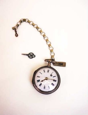 Taschenuhr mit silberner Kette