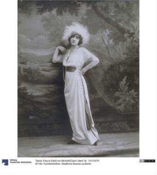 Frau in Kleid von Béchoff-David
