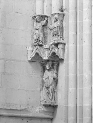 Zwei Apostel auf Baldachin, darunter König mit Musikinstrumenten