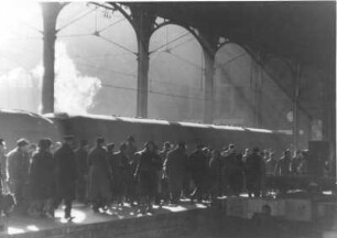 Hamburg. Im Altonaer Bahnhof, wartende Menschen auf dem Bahnsteig