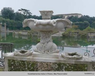 Brunnen mit Meeresungeheuern als Sockel