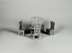 Puppenstubenmöbel für den Garten